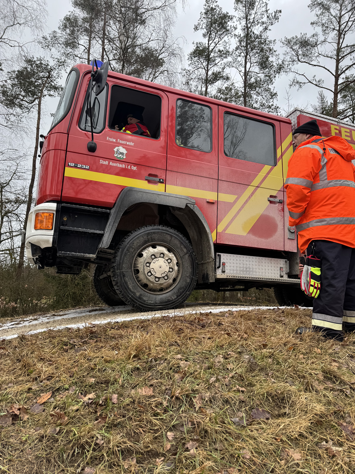 Einsatzfahrzeug auf Offroad-Strecke