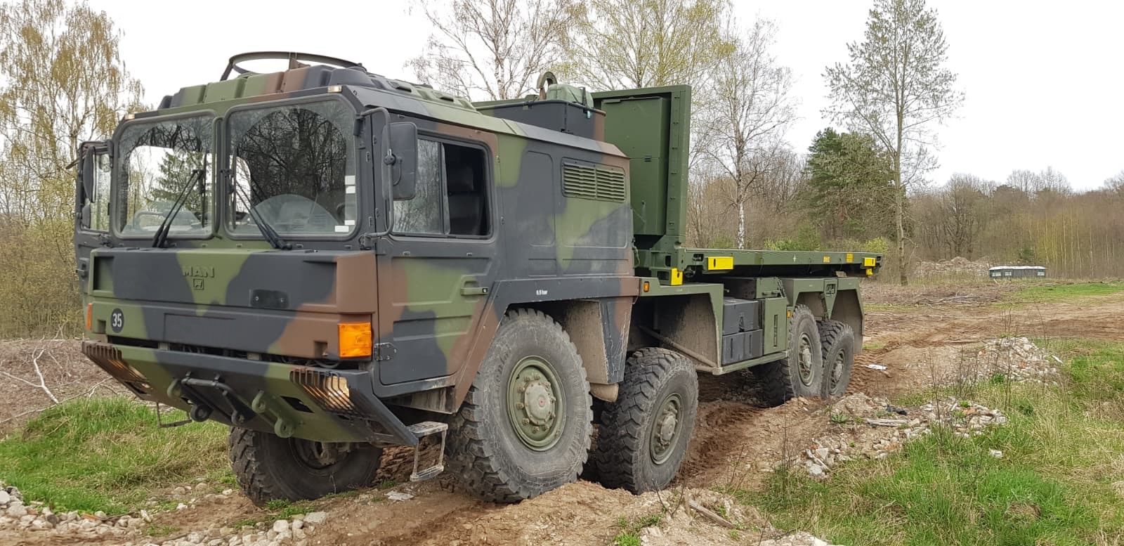 Trainingssituation mit Militärfahrzeug